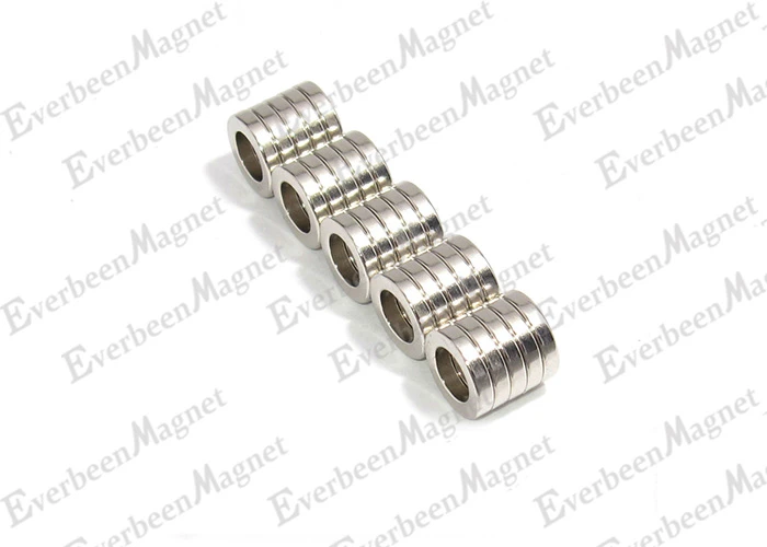 Diametrálně magnetizované prstencové magnety